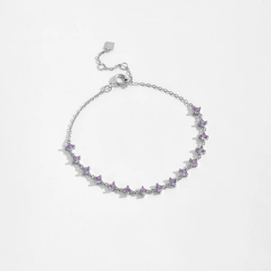 Dettaglio del bracciale in argento sterling 925 con 15 pietre preziose viola tonde