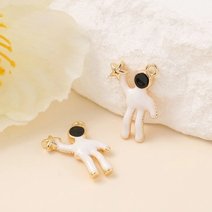 Détails de pendentifs astronaute en émail blanc avec cadres dorés et étoiles