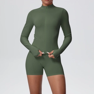 Détail du tissu côtelé vert olive avec col montant et fermeture à glissière pratique