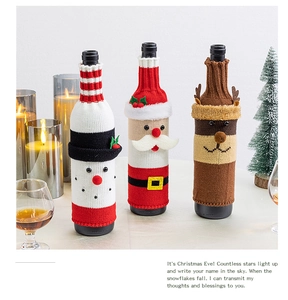 Dettaglio dei copribottiglie di vino in maglia con Babbo Natale e pupazzo di neve festivi
