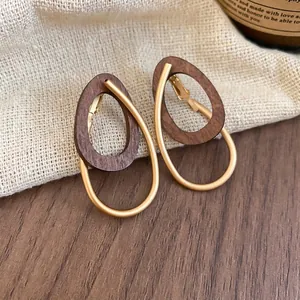 Boucles d'oreilles vintage avec anneaux en noyer et boucles ovales dorées mates