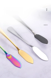 Détails de couteaux à beurre en acier inoxydable aux finitions dorée, argentée et arc-en-ciel
