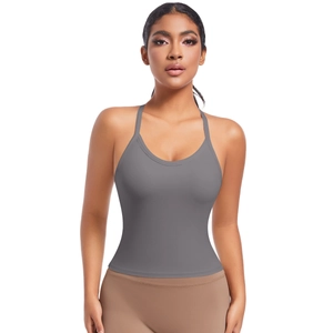 Détail d'un soutien-gorge de sport gris sans couture avec bretelles croisées dos
