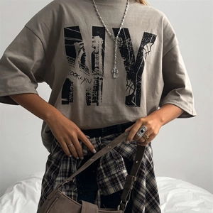 Détail de l'imprimé vintage NY et Brooklyn sur un t-shirt gris à manches courtes