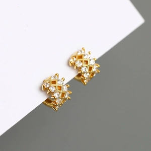 Dettaglio macro degli orecchini a rete da 10mm placcati oro con zirconi bianchi
