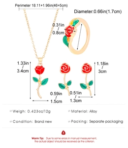 Détail montrant les dimensions de la parure rose rouge avec collier et bague réglable