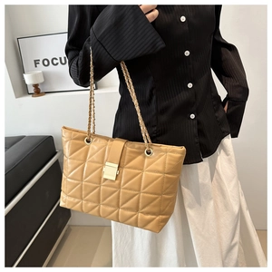 Détail du sac cabas camel avec surpiqûres matelassées et bandoulière sur mannequin