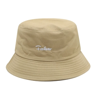 Bob en coton kaki avec broderie Forever et bord surpiqué sur fond blanc pur