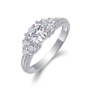 Classic S925 sterling silver engagement ring with brilliant round lab-grown diamond