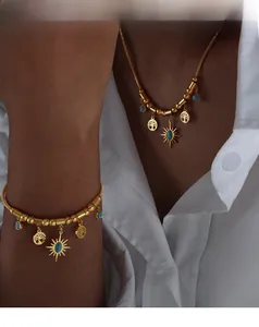 Dettaglio del set collana e bracciale con pendente sole in turchese dorato su camicia
