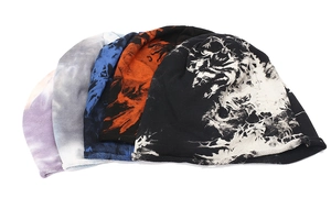 Vue détaillée de cinq bonnets en maille tie-dye en violet, bleu, gris, orange et noir