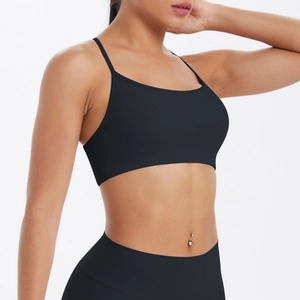 Détail de la conception du dos de la brassière de sport noire à lanières et du legging assorti