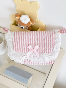 Detailansicht der rosa gestreiften Spitzentasche mit Steppstoff und Satin-Schleife