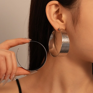 Grandes créoles argentées avec texture en métal brossé pour un look mode audacieux