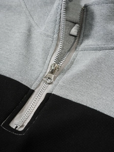 Détail de la maille gaufrée et du col zippé en métal sur le pull vintage pour hommes