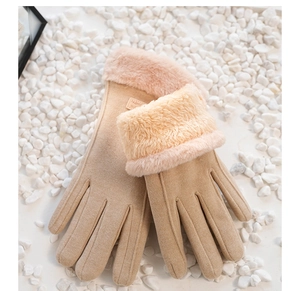 Dettaglio guanti scamosciati beige con polsini in pelliccia rosa su fondo in pietra