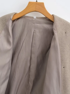 Vue détaillée de la doublure satinée et des coutures de ce manteau en laine