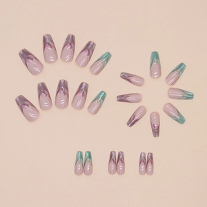 Faux ongles amande courts avec motifs géométriques colorés et accents dorés fins