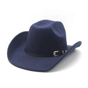 Détail du chapeau de cowboy en feutre bleu avec bande noire et boucle argentée
