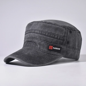 Vue détaillée d'une casquette militaire en coton gris délavé avec son logo mode.