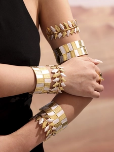 Dettaglio macro del bracciale a foglia bicolore oro e argento con trame venate sottili