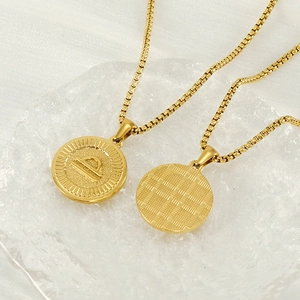 Collier signe du zodiaque en acier inoxydable 18K avec pendentif Balance et texture quadrillée