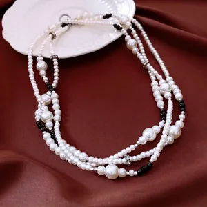 Collier de perles vintage français multicouches avec perles noires et cristaux