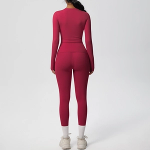 Vista posteriore del set da yoga con top corto a maniche lunghe e leggings rossi a vita alta