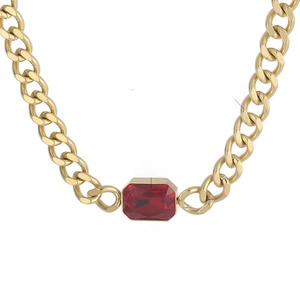 Gedetailleerde afmetingen van gouden Cubaanse ketting met rode kristallen hanger