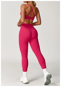 Détail du soutien-gorge de yoga à dos croisé et leggings taille haute en rose