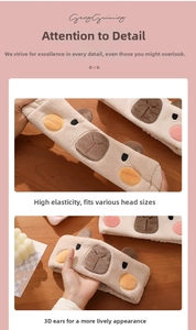 Détail du bandeau en peluche capybara montrant le molleton de corail et l'élasticité
