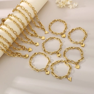 Dettaglio macro di bracciali in acciaio inossidabile placcato oro 18k con ciondoli a cuore