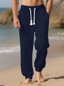 Détail du pantalon homme bleu marine avec tissu jacquard et cordon de serrage blanc