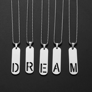 Detailansicht von fünf silbernen Edelstahlhalsketten mit DREAM Buchstaben-Anhängern