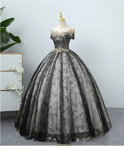 Detailansicht eines eleganten Abendballkleids in Schwarz und Gold auf einem Mannequin