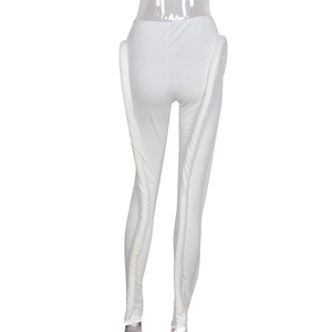Makroaufnahme weißer High-Stretch-Ripp-Leggings mit markanten gerafften Stoffdetails an der Seite