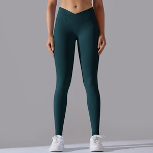 Dettaglio della vita a V incrociata sui leggings da yoga a vita alta verde petrolio