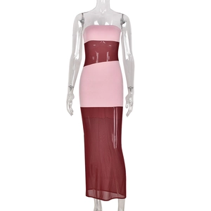 Dettaglio del contrasto in rete rosa e bordeaux sul vestito lungo sexy con spalle scoperte