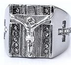 Makroaufnahme eines religiösen Punk-Rings in Silber mit Kruzifix und Diamantbesatz