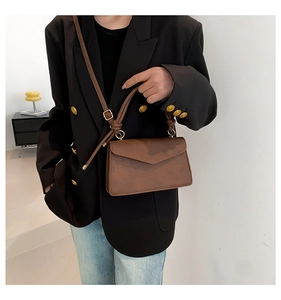 Sac bandoulière marron foncé vintage avec garniture dorée mate et détail de poignée nouée