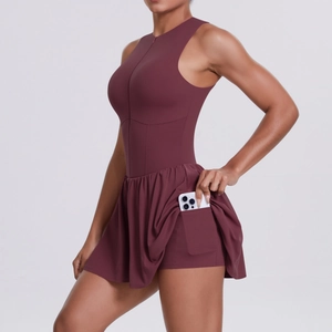 Dettaglio dell'abito da tennis bordeaux con pantaloncini interni e tasca per cellulare