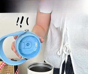Detail of food-grade silicone ring and blue lid showing 360-degree leak-proof feature