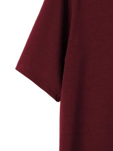 Nahaufnahme der Ärmelnaht eines burgunderroten V-Ausschnitt-T-Shirts mit Doppelstich-Handwerk