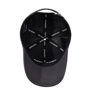 Vue interne de la casquette gris foncé montrant le filet et la doublure de marque
