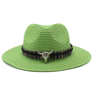Dettaglio cappello di paglia verde con nastro etnico e decorazione teschio di toro