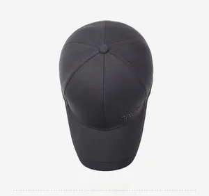 Vue de dessus détaillée d'une casquette gris foncé avec structure à 6 panneaux et broderie