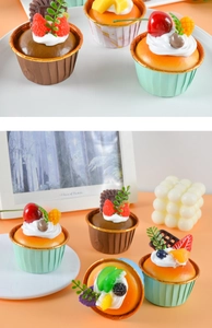 Λεπτομέρεια από τεχνητά cupcakes φρούτων με κρέμα και χρυσές χάρτινες θήκες