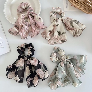 Chouchous en mousseline fleurie avec de longs rubans en rose, beige, noir et vert