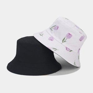 Omkeerbare katoenen vissershoed in effen zwart en met paarse tulpenbloemenprint