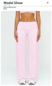 Détail de la taille haute repliable sur le pantalon de yoga large rose Sakura pour femme